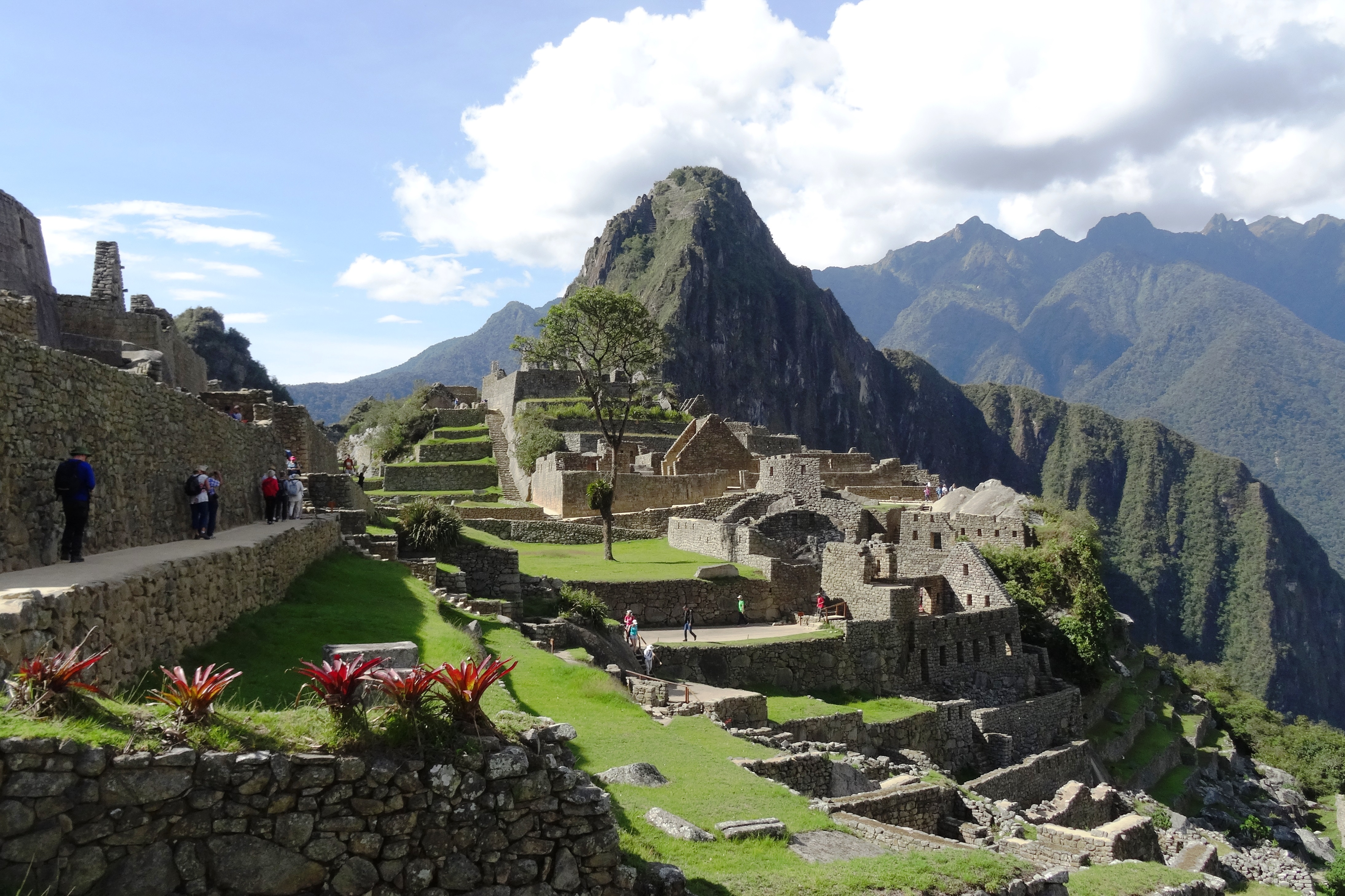 Res till Peru och upplev inkastaden Machu Picchu i Andernas berg. 