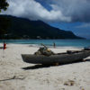 Resa till Seychellerna båt strand