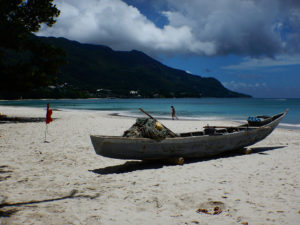 Resa till Seychellerna båt strand