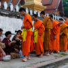 Resa till Laos Luang Prabang munkar morgonritual