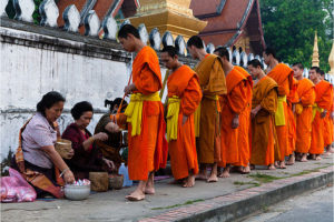 Resa till Laos Luang Prabang munkar morgonritual